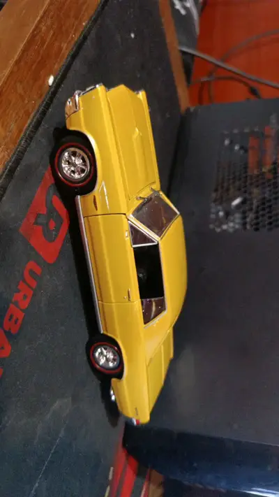 Modelo a escala Pontiac GTO amarillo - miniatura 1