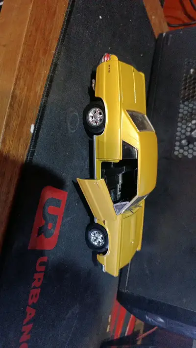 Modelo a escala Pontiac GTO amarillo - miniatura 2
