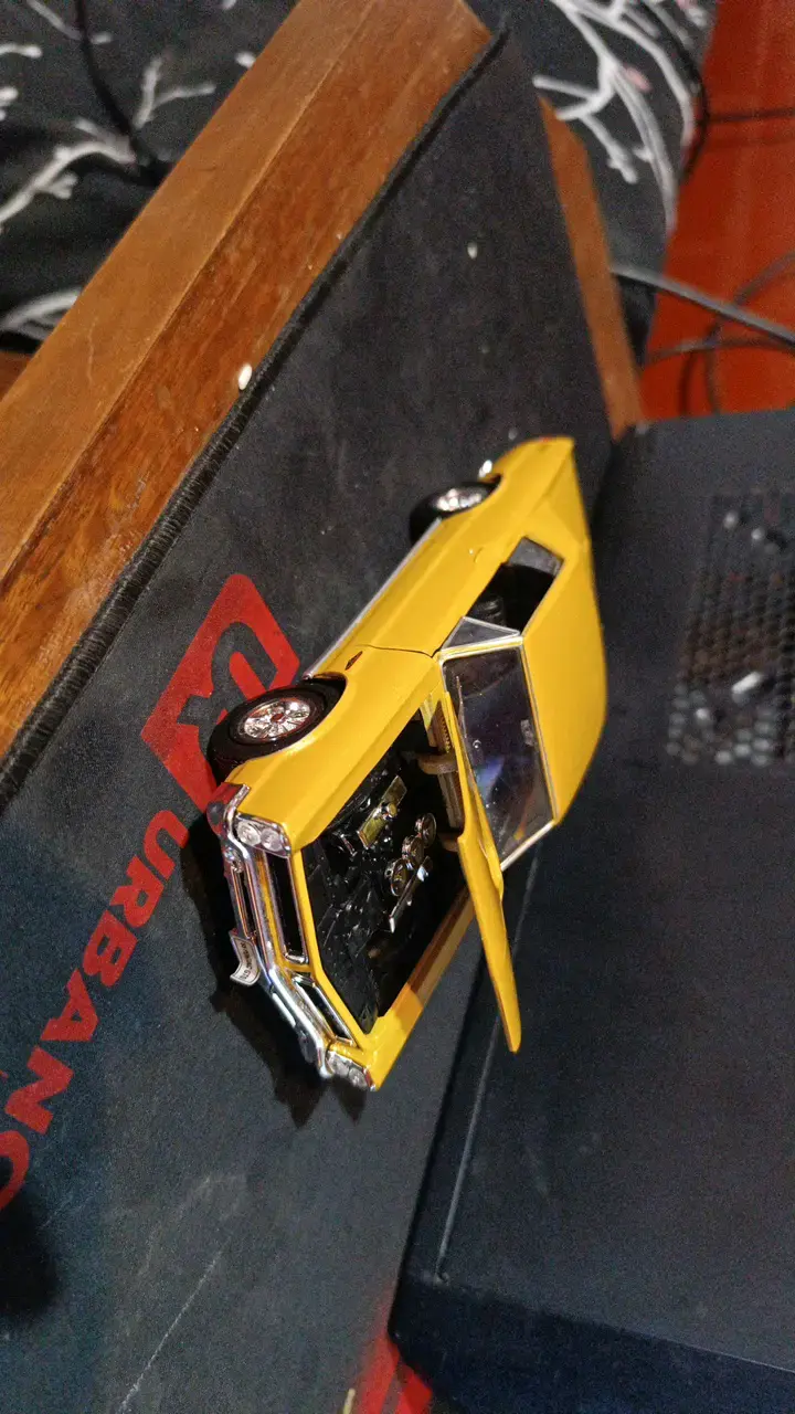 Modelo a escala Pontiac GTO amarillo - 3