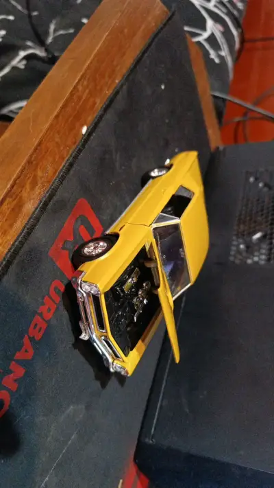 Modelo a escala Pontiac GTO amarillo - miniatura 3