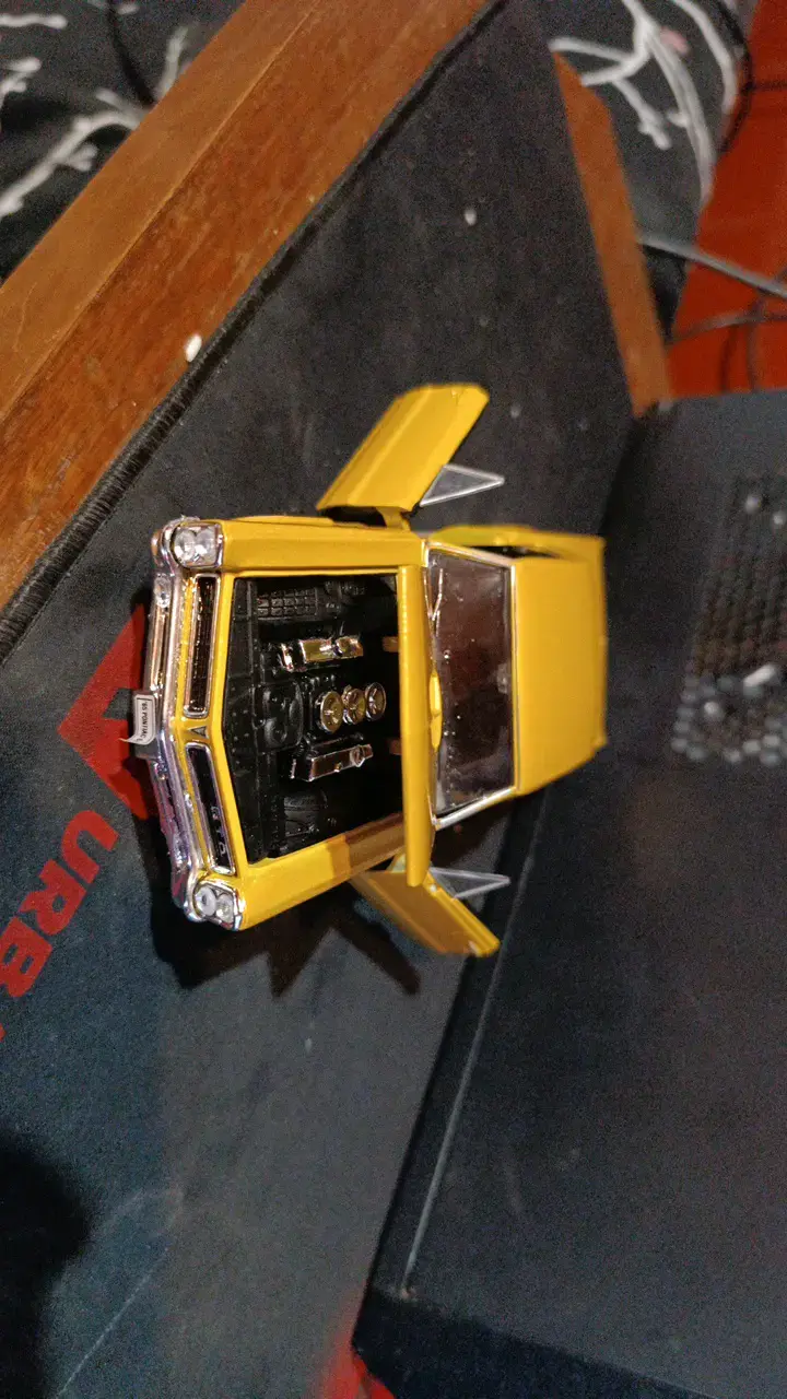 Modelo a escala Pontiac GTO amarillo - 4