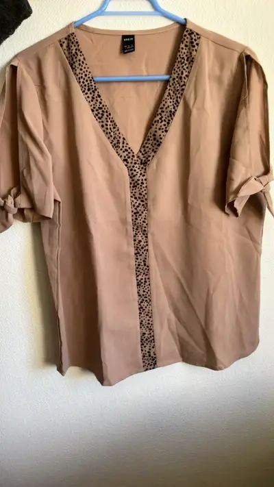 Blusa beige con detalle de leopardo Shein - miniatura 1