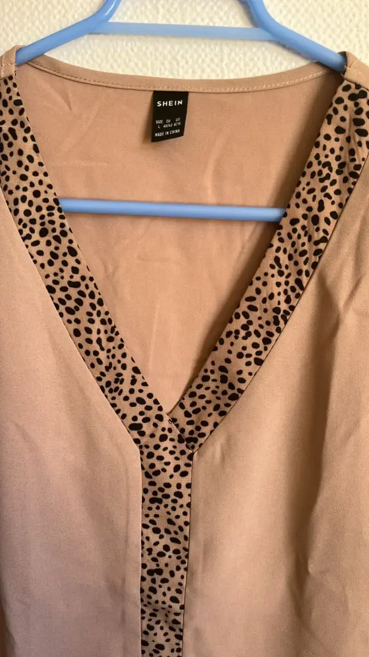 Blusa beige con detalle de leopardo Shein - 2