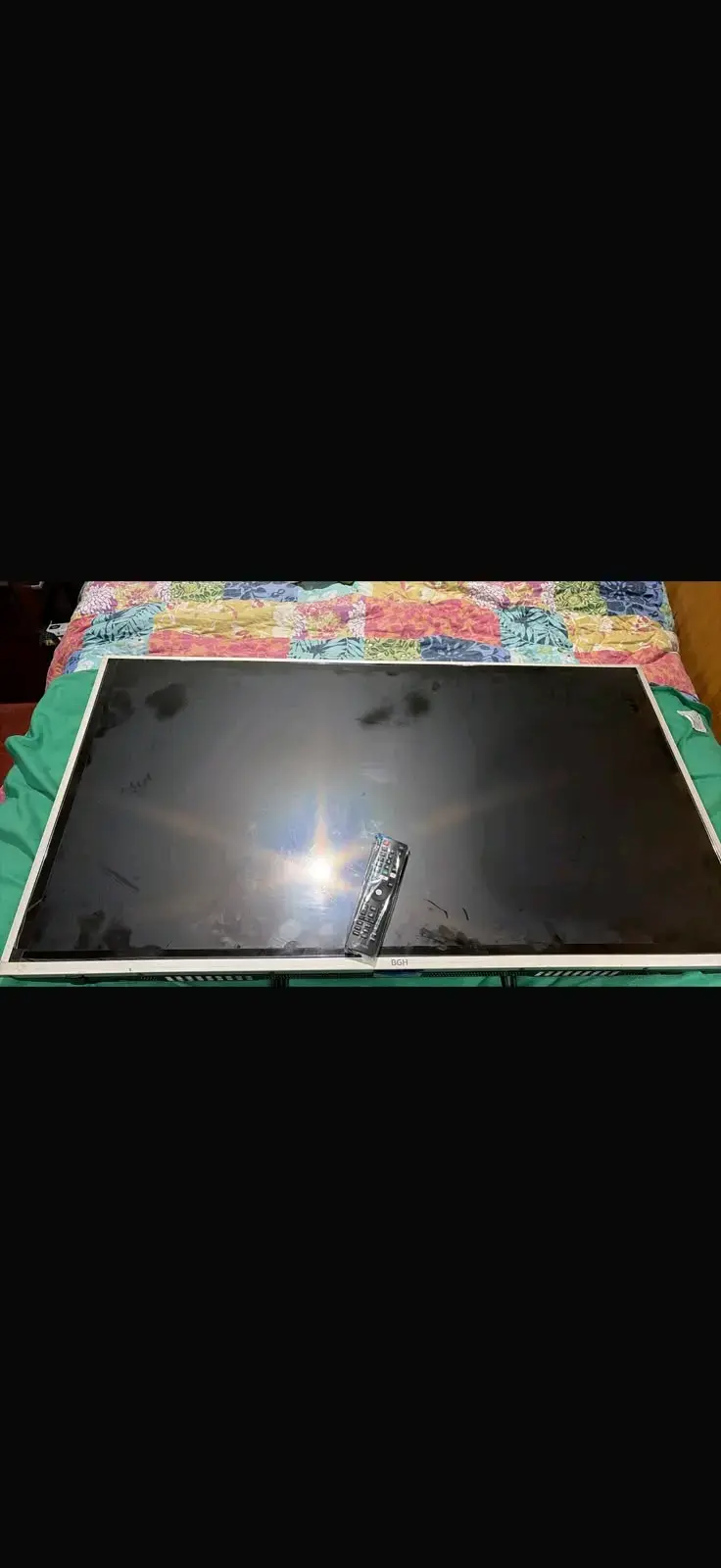 Televisor LED DGH con control remoto