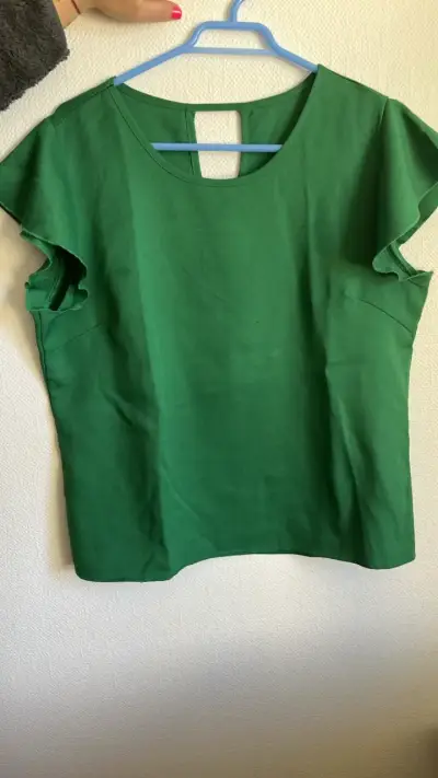 Blusa verde de mujer con mangas cortas - miniatura 1