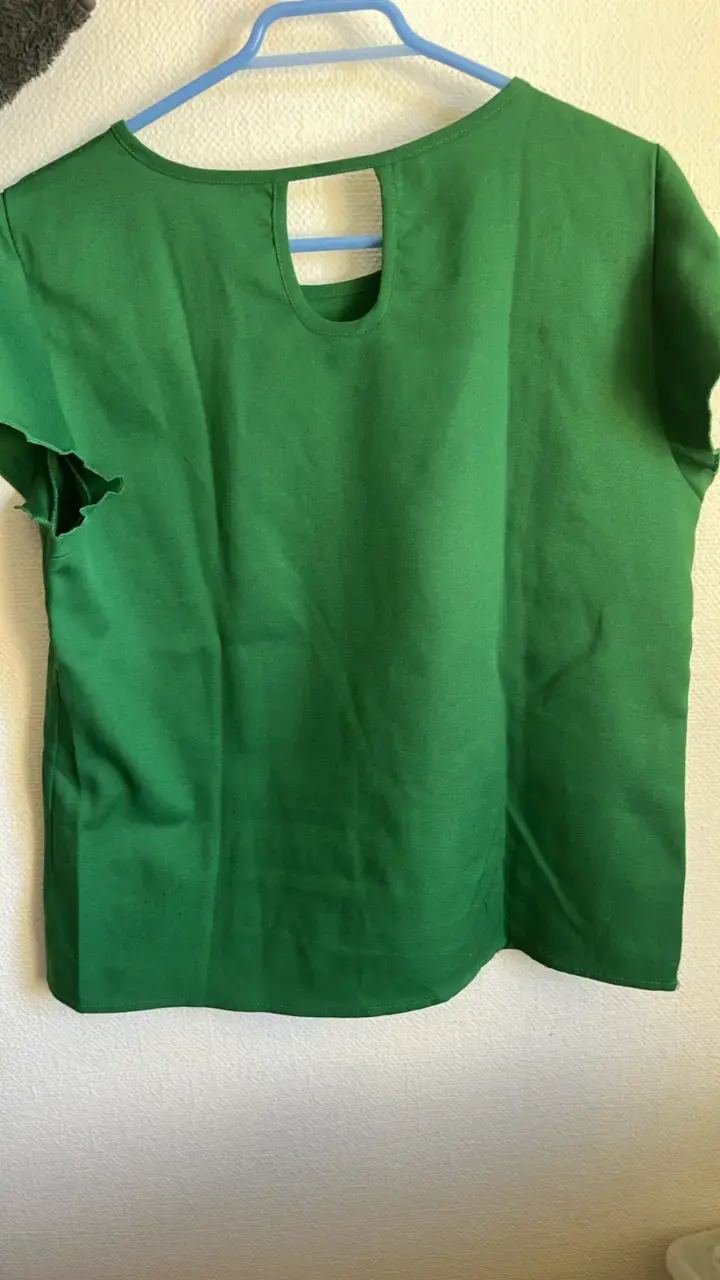 Blusa verde de mujer con mangas cortas - 2