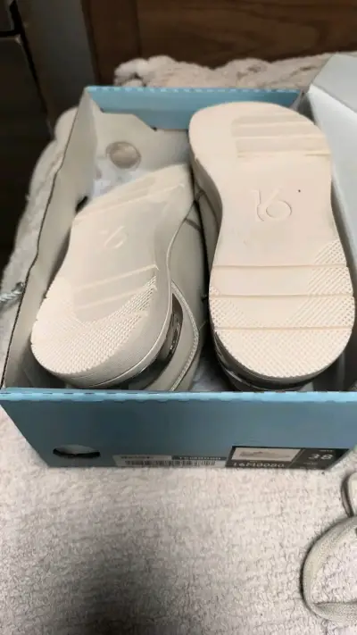 Zapatillas beige con cierre talla 38 - miniatura 3