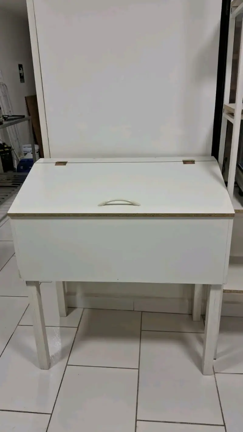 Mesa de trabajo blanca con compartimento - 1