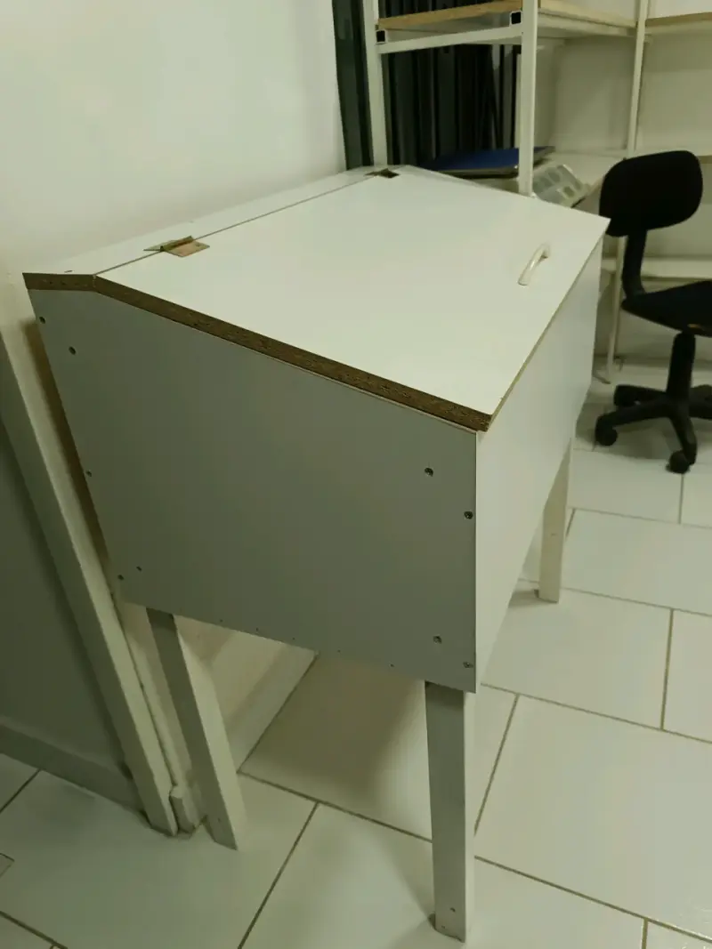 Mesa de trabajo blanca con compartimento - 3
