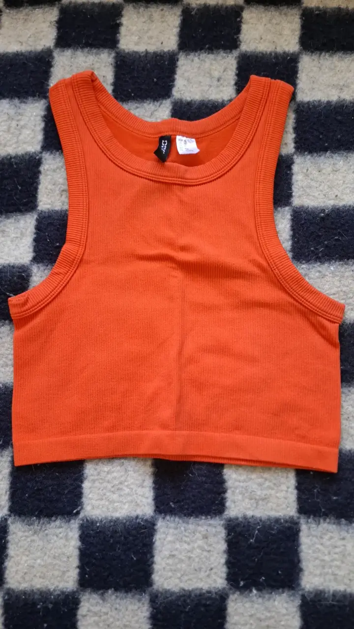 Top corto naranja sin mangas