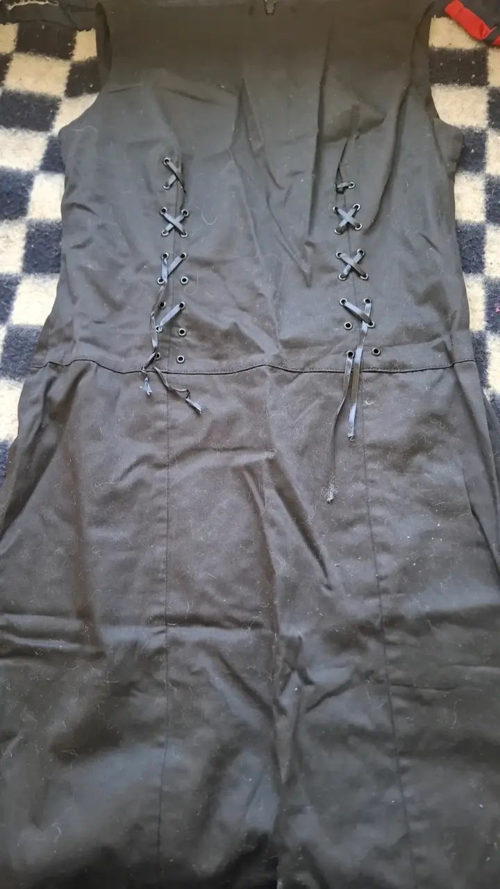 Vestido negro con detalles de corsé