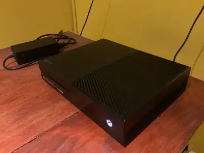 Consola Xbox One con control y cables - miniatura 1