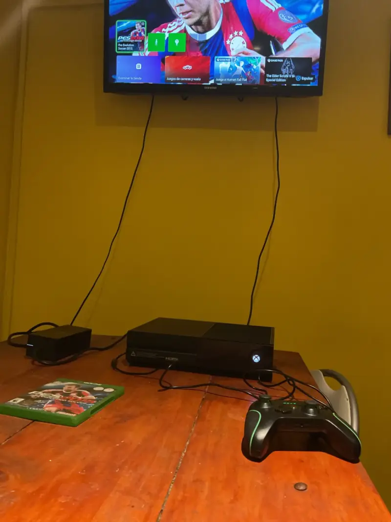 Consola Xbox One con control y cables - 3