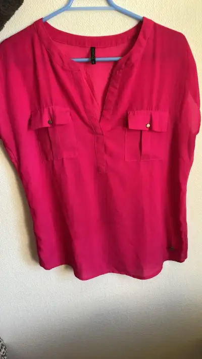 Blusa fucsia con bolsillos delanteros - miniatura 1