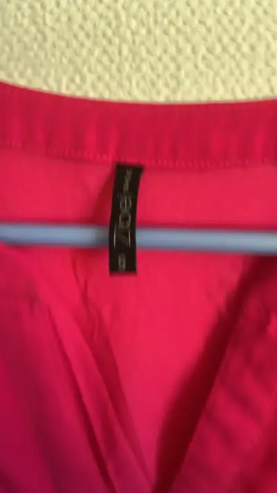 Blusa fucsia con bolsillos delanteros - miniatura 3