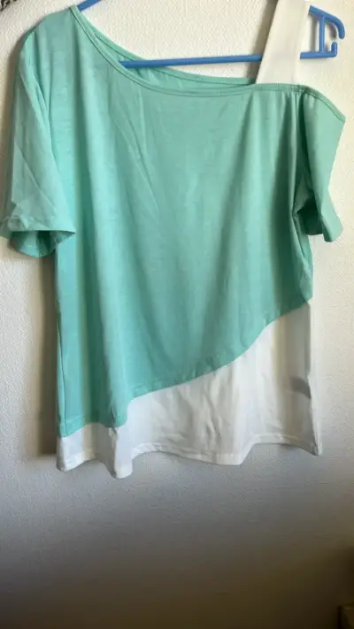 Polera verde menta con diseño asimétrico - miniatura 1