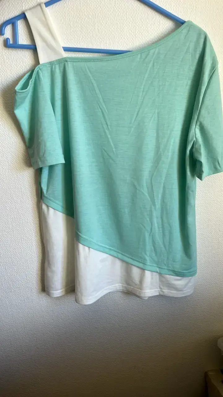 Polera verde menta con diseño asimétrico - 2