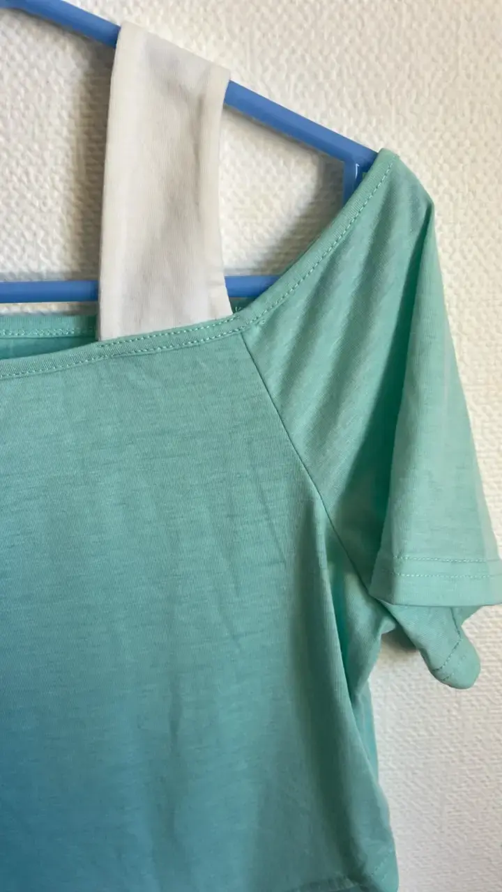 Polera verde menta con diseño asimétrico - 3