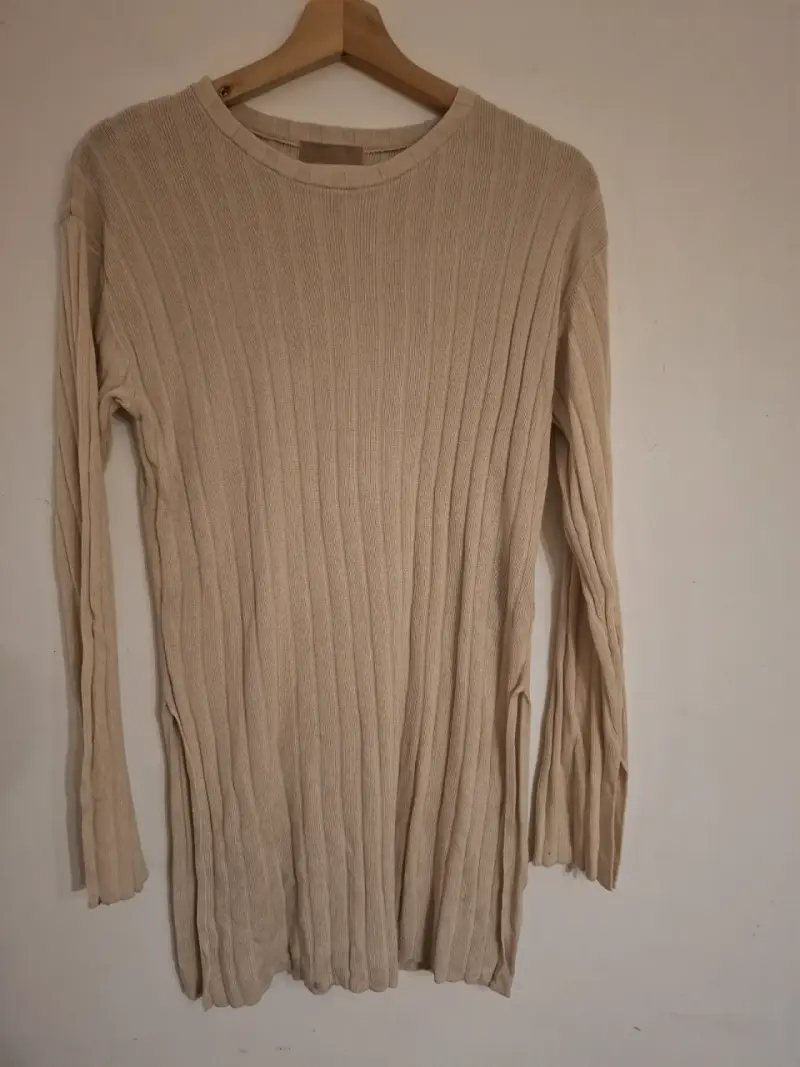 Suéter largo de punto beige para mujer - 2