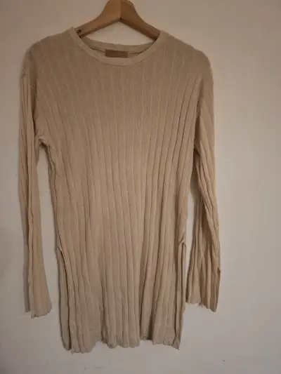 Suéter largo de punto beige para mujer - miniatura 2