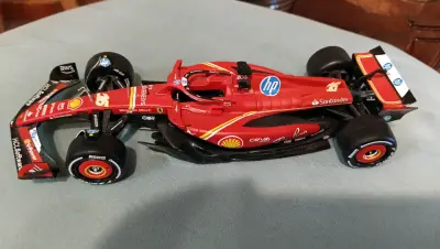Modelo a escala Ferrari F1 2023 Leclerc - miniatura 1