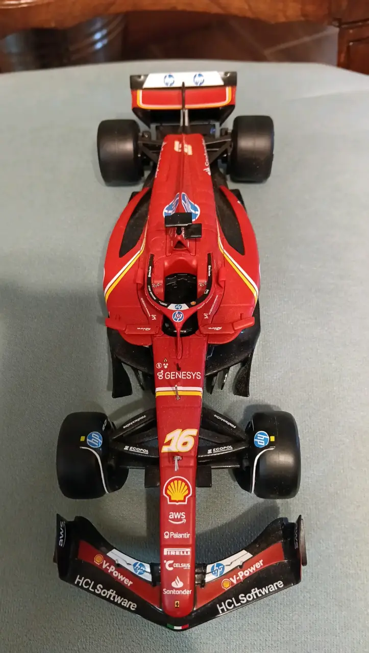 Modelo a escala Ferrari F1 2023 Leclerc - 2