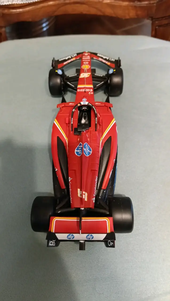 Modelo a escala Ferrari F1 2023 Leclerc - 3