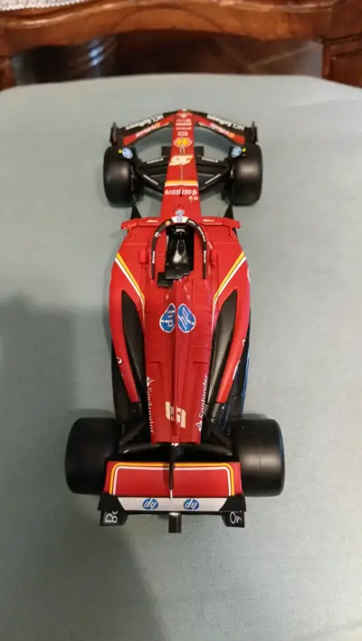Modelo a escala Ferrari F1 2023 Leclerc - miniatura 3