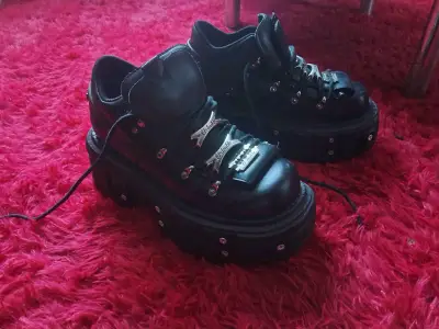 Botas de plataforma negras estilo gótico - miniatura 1