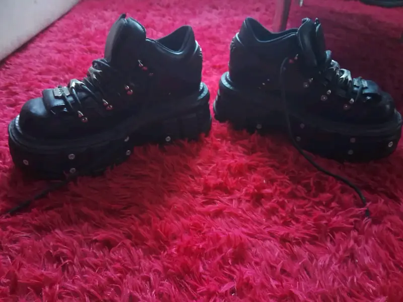 Botas de plataforma negras estilo gótico - 2