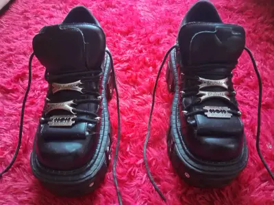 Botas de plataforma negras estilo gótico - miniatura 4