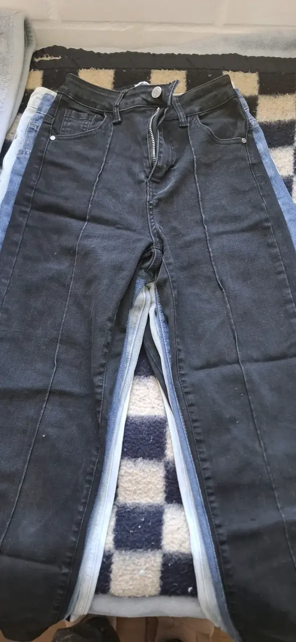 Jeans negros para mujer con diseño moderno