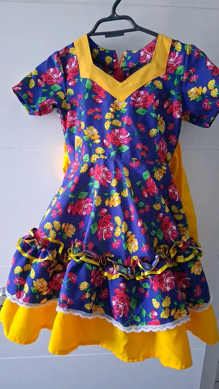 Vestido folclórico floral para niña