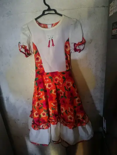 Vestido típico chileno con flores y volantes - miniatura 1