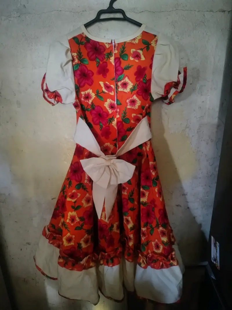 Vestido típico chileno con flores y volantes - 2