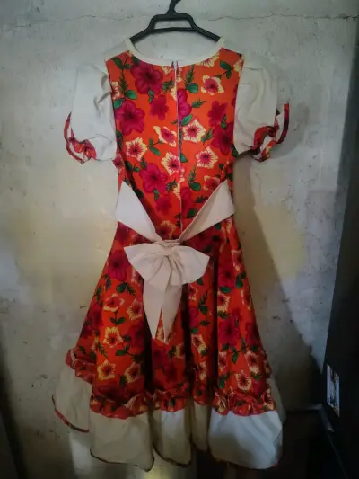 Vestido típico chileno con flores y volantes - miniatura 2