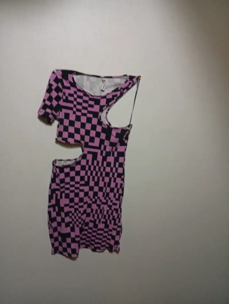 Vestido corto con diseño de cuadros en rosa y negro