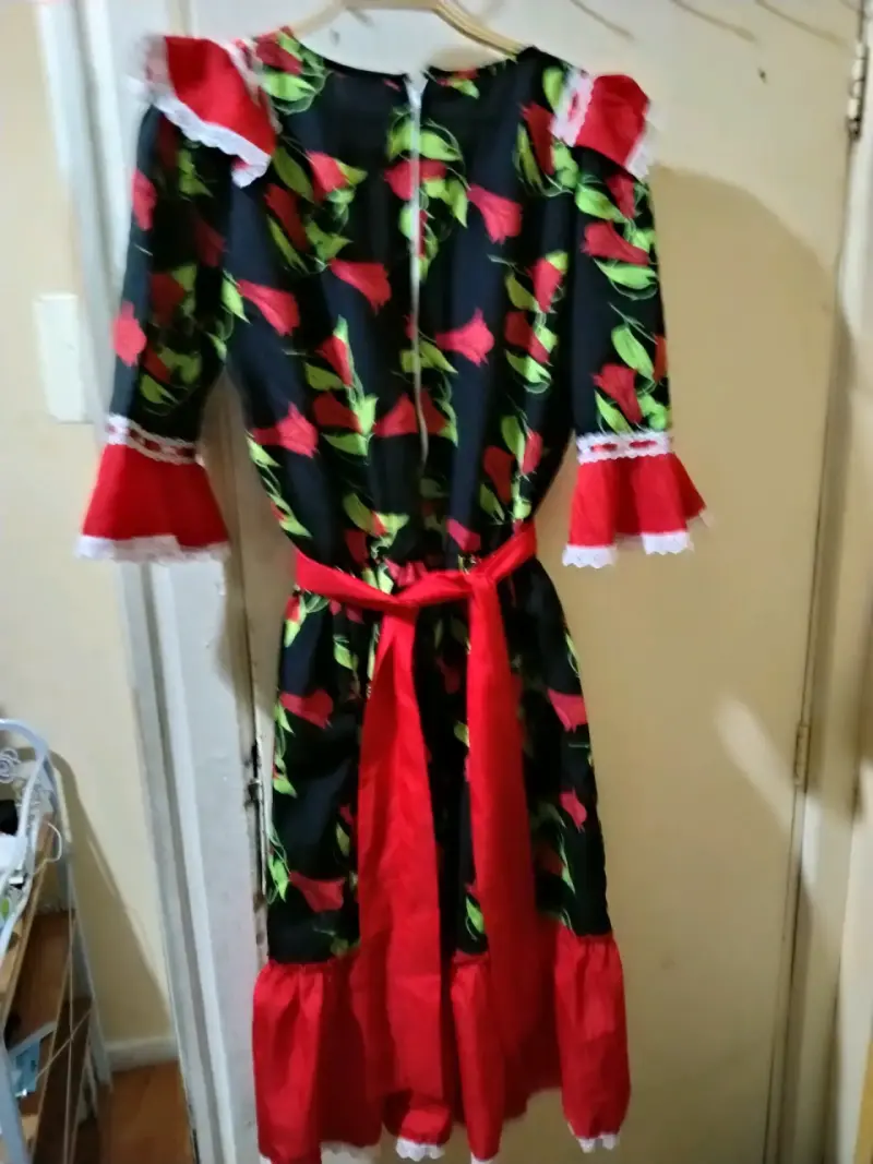 Vestido típico chileno con volantes y flores - 2