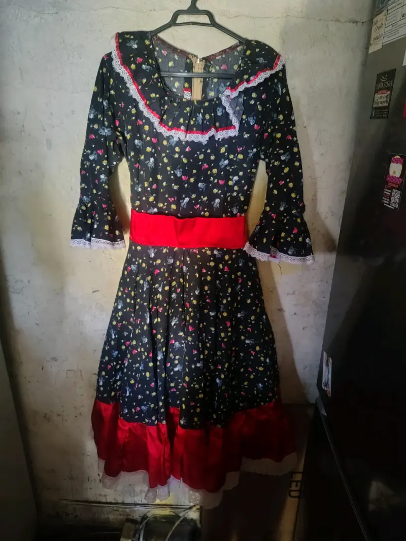 Vestido típico chileno con flores y volantes - 1