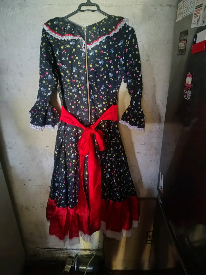 Vestido típico chileno con flores y volantes - 2