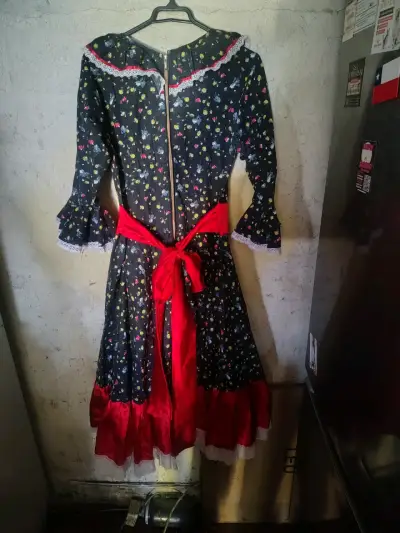 Vestido típico chileno con flores y volantes - miniatura 2