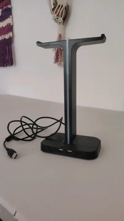 Soporte para audífonos RGB Havit con USB - miniatura 1