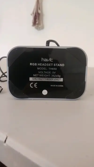 Soporte para audífonos RGB Havit con USB - miniatura 2