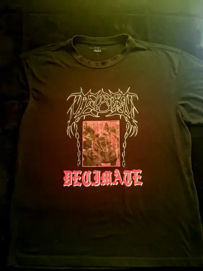 Polera negra con diseño banda Decimate alternativa - miniatura 1