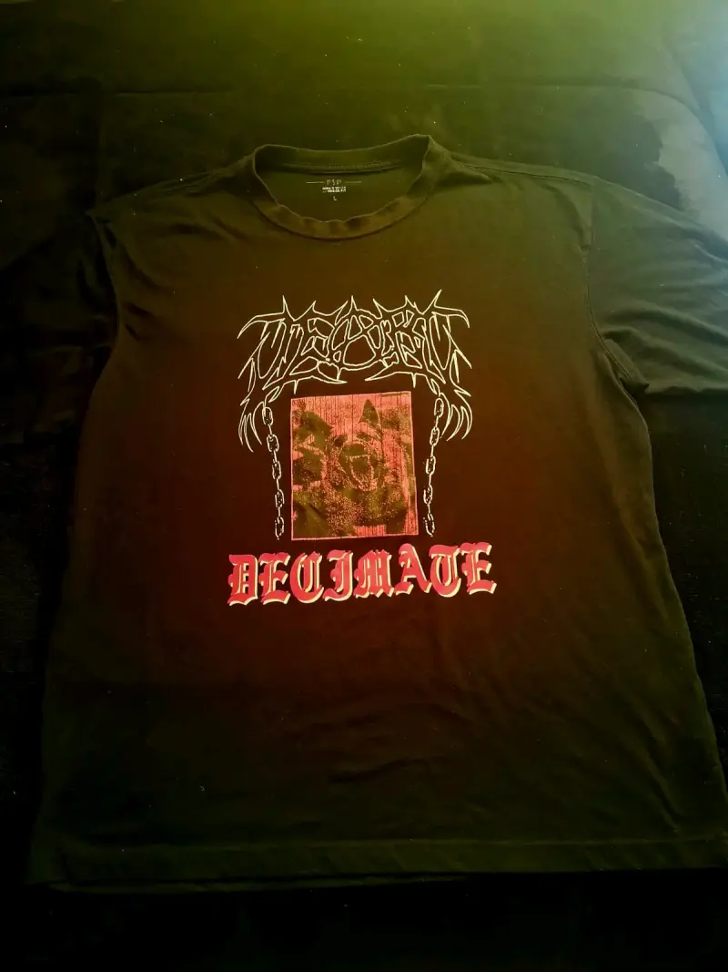 Polera negra con diseño banda Decimate alternativa - 2
