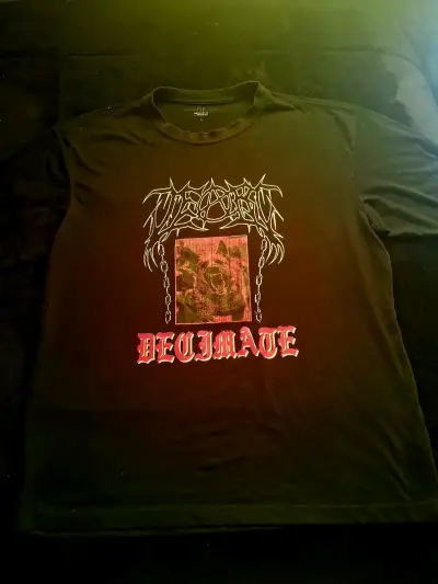Polera negra con diseño banda Decimate alternativa - miniatura 2