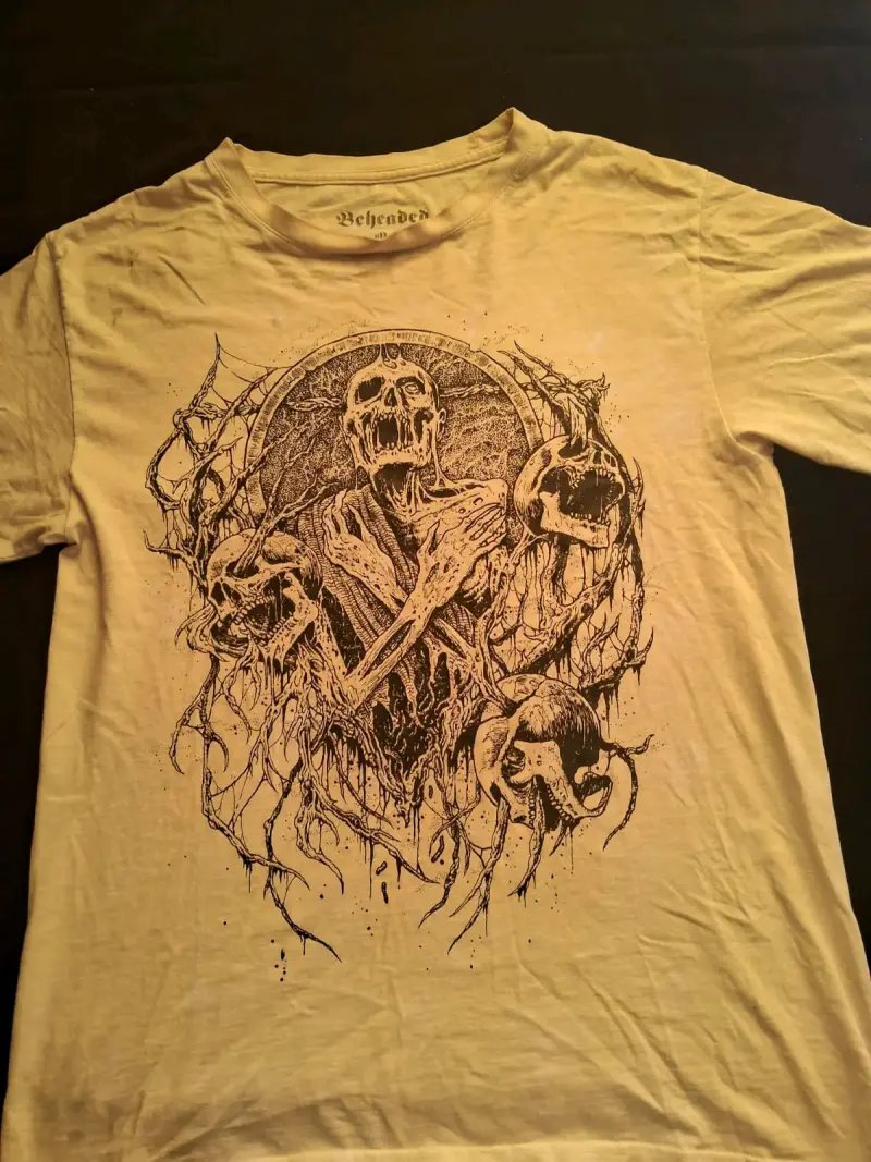 Polera Beheaded con diseño gráfico de calavera - 1