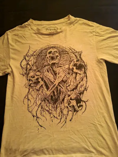 Polera Beheaded con diseño gráfico de calavera - miniatura 1