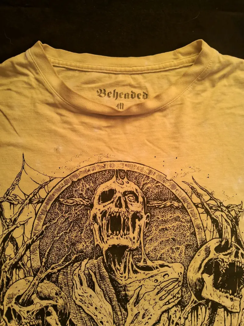 Polera Beheaded con diseño gráfico de calavera - 2