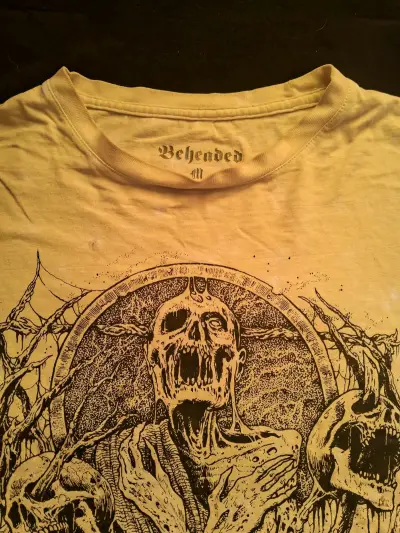 Polera Beheaded con diseño gráfico de calavera - miniatura 2